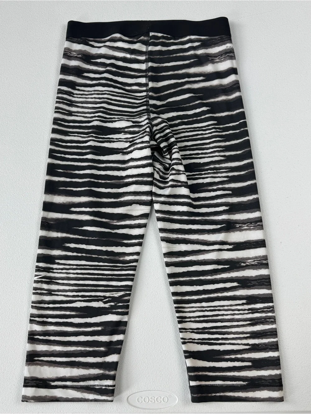 Nike Pro‎ Athletic Capri Womens M Medium Black Grey Pull On Mid Rise Skinny Leg